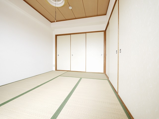 ローレルコート天理前栽の和室