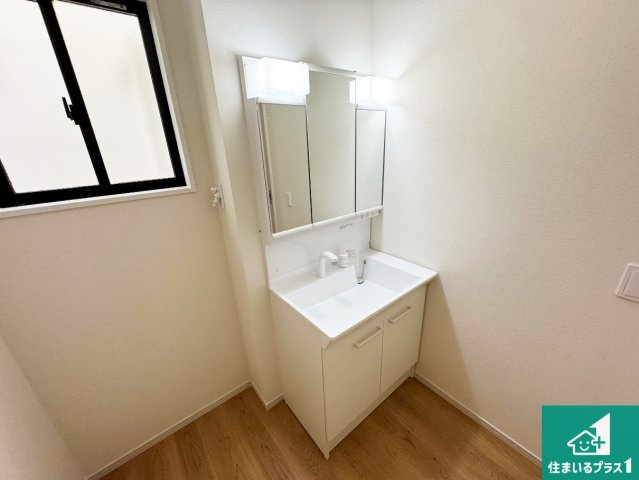 伊丹市池尻　第1期　新築一戸建ての独立洗面台|清潔感のある洗面台です。フラットな鏡は掃除がしやすく毎日清潔！鏡裏には収納があるのでスッキリとした洗面台が保てます。