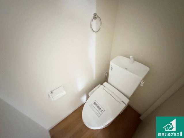 伊丹市池尻　第1期　新築一戸建てのトイレ|1・2階の2ヶ所にあるので、朝の忙しい時間の順番待ちもなく、深夜の利用にも大変便利です。