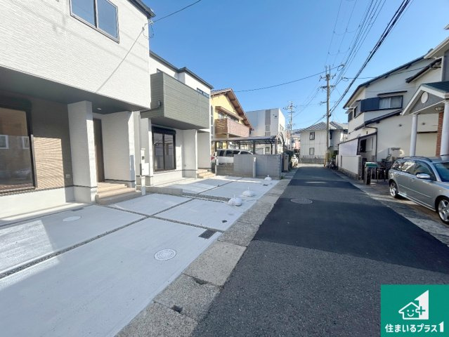 伊丹市池尻　第1期　新築一戸建ての前面道路含む現地写真|周辺は閑静な住宅街！前面道路広々で車の出し入れも便利です。駐車が苦手な方でも安心して車庫入れできます！