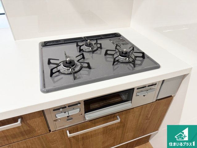 伊丹市池尻　第1期　新築一戸建ての設備|ダブル高火力Ｓｉセンサー付きコンロ！３口あるので、まとめて料理をする時も大活躍！
