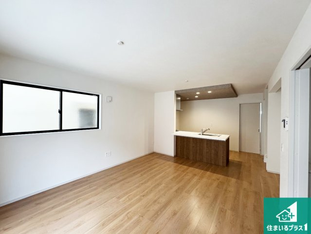 伊丹市池尻　第1期　新築一戸建ての居間・リビング|シンプルなリビングは、観葉植物等のインテリアを楽しめますね！パパ好みにも、ママ好みにも家具次第で雰囲気を変えることができます！