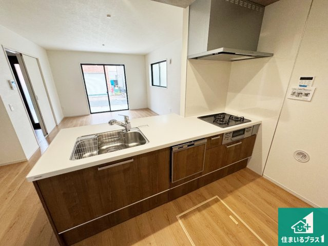 伊丹市池尻　第1期　新築一戸建てのキッチン|リビングと統一感があり、使い勝手のいいキッチン。広々としているので、二人並んで作業が出来ちゃいます。お子様と一緒に色々なお料理に挑戦できるスペースがあります。