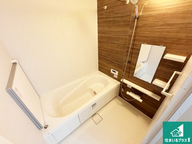 伊丹市池尻　第1期　新築一戸建ての浴室|足をゆったり伸ばして寛げる浴槽です。窓が設けられていますので差し込む光が明るく穏やかな雰囲気にしてくれます♪浴室乾燥機も設置しているので、雨の日の洗濯物も安心です♪