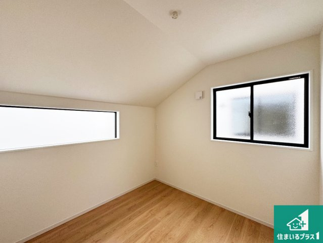 伊丹市池尻　第1期　新築一戸建ての洋室|収納スペースが充実しているので子供の成長に合わせてたくさん収納ができます！家族構成に合わせた様々な活用ができる収納！