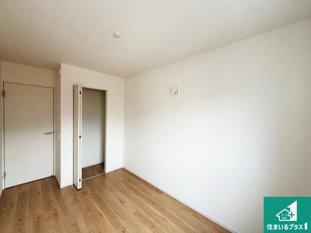 伊丹市池尻　第1期　新築一戸建ての洋室|収納スペースが充実しているので子供の成長に合わせてたくさん収納ができます！家族構成に合わせた様々な活用ができる収納！