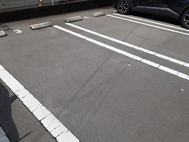 ソリッソ三条の駐車場