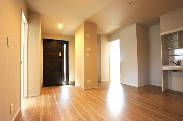 中越2丁目　中古住宅の玄関