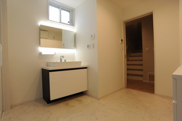 中越2丁目　中古住宅の洗面所