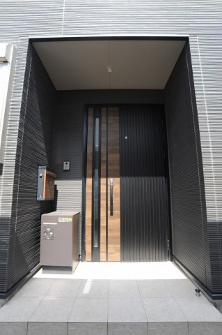 中越2丁目　中古住宅の玄関