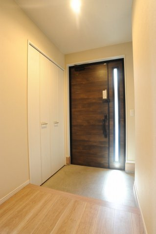 中越2丁目　中古住宅の玄関