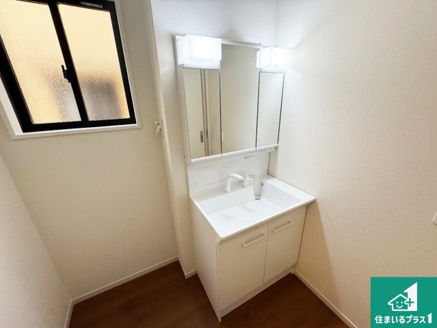 伊丹市池尻　第1期　新築一戸建ての独立洗面台|清潔感のある洗面台です。フラットな鏡は掃除がしやすく毎日清潔！鏡裏には収納があるのでスッキリとした洗面台が保てます。