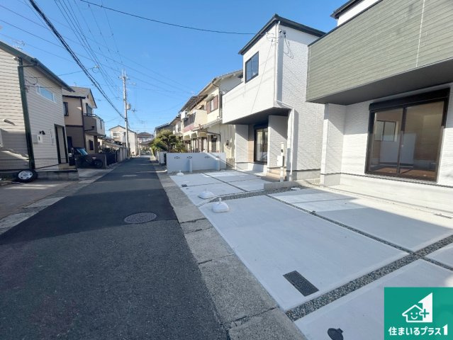 伊丹市池尻　第1期　新築一戸建ての前面道路含む現地写真|周辺は閑静な住宅街！前面道路広々で車の出し入れも便利です。駐車が苦手な方でも安心して車庫入れできます！