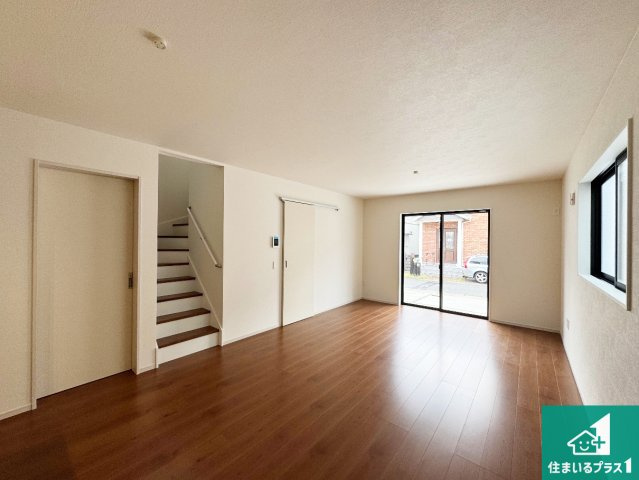 伊丹市池尻　第1期　新築一戸建ての居間・リビング|日当たり良好の明るいリビングで朝の目覚めもスッキリできそう！対面キッチンでご家族のコミュニケーションも自然と増える設計！小さなお子様が遊ぶスペースを作っても広々とくつろげるLDK！