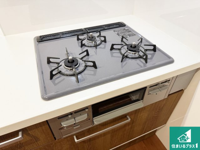 伊丹市池尻　第1期　新築一戸建ての設備|ダブル高火力Ｓｉセンサー付きコンロ！３口あるので、まとめて料理をする時も大活躍！
