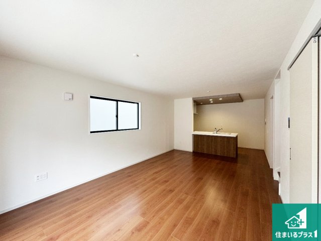 伊丹市池尻　第1期　新築一戸建ての居間・リビング|子供を見守りながらお料理が出来るため家族のコミュニケーションか増えます♪スペースが広く確保されている為お子様が大きくなったときは一緒に料理を楽しめます♪