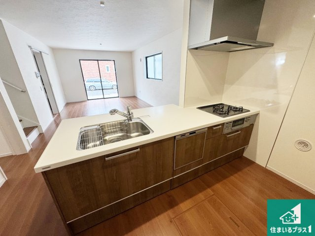 伊丹市池尻　第1期　新築一戸建てのキッチン|リビングと統一感があり、使い勝手のいいキッチン。広々としているので、二人並んで作業が出来ちゃいます。お子様と一緒に色々なお料理に挑戦できるスペースがあります。