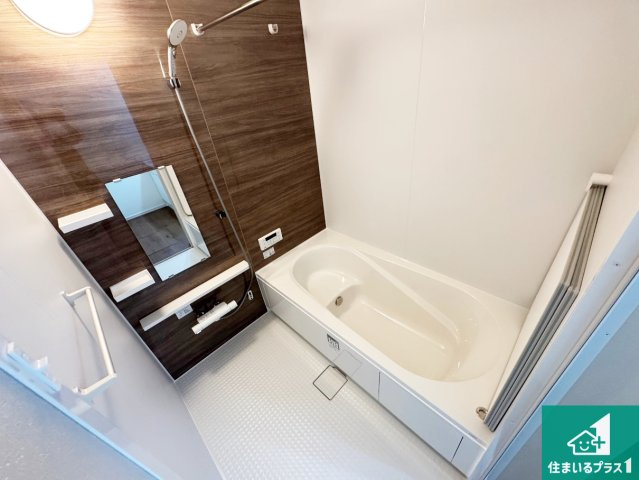 伊丹市池尻　第1期　新築一戸建ての浴室|足をゆったり伸ばして寛げる浴槽です。窓が設けられていますので差し込む光が明るく穏やかな雰囲気にしてくれます♪浴室乾燥機も設置しているので、雨の日の洗濯物も安心です♪