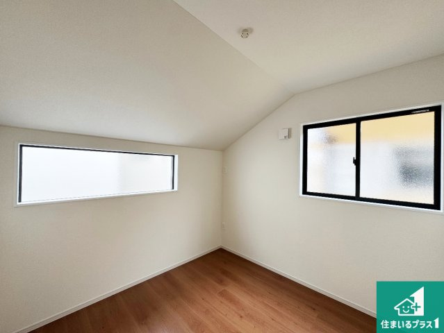 伊丹市池尻　第1期　新築一戸建ての洋室|収納スペースが充実しているので子供の成長に合わせてたくさん収納ができます！家族構成に合わせた様々な活用ができる収納！