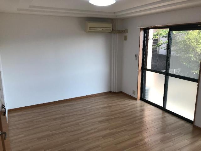 エーデルハイムの居間・リビング|11.3帖の南向きリビング　エアコン・照明付