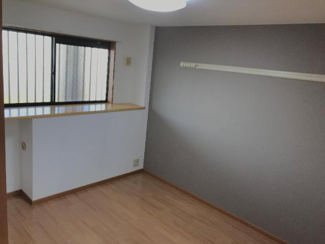 エーデルハイムの内装|アクセントクロスがおしゃれな5.5帖洋室