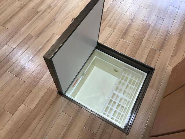 エーデルハイムのキッチン|ペットボトルなどしまえる床下収納