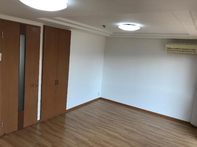 エーデルハイムの居間・リビング|全室壁と天井張り替えました