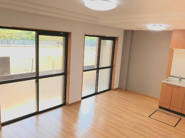 エーデルハイムの居間・リビング|２つの掃出し窓で開放感あります