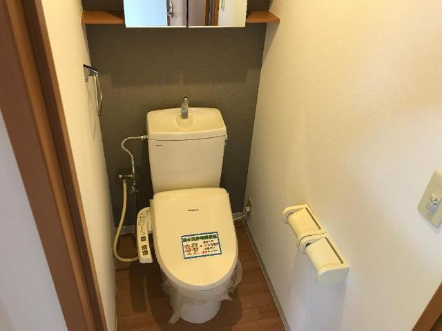 エーデルハイムのトイレ|冬も暖かい温水暖房便座　上棚あり