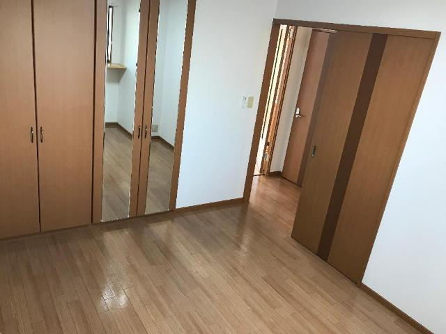 エーデルハイムの内装|5.5帖洋室　収納には姿見付き