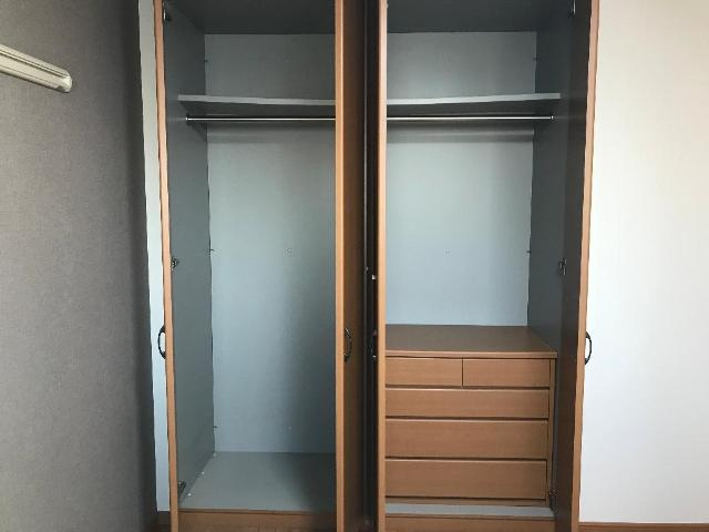 エーデルハイムの収納|天井までの高さがある収納　引出し付