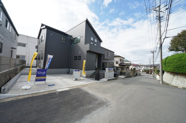 【横浜市旭区中白根1丁目8-4新築戸建て】★仲介手数料無料★（白根小学校・上白根北中学校）の前面道路含む現地写真