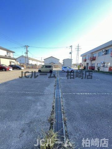 柏崎市豊町のアパートの駐車場