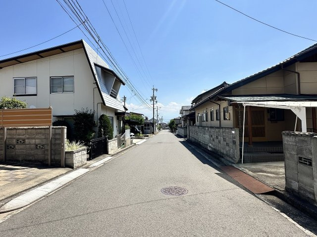 長野市大字若槻団地の中古一戸建の前面道路含む現地写真