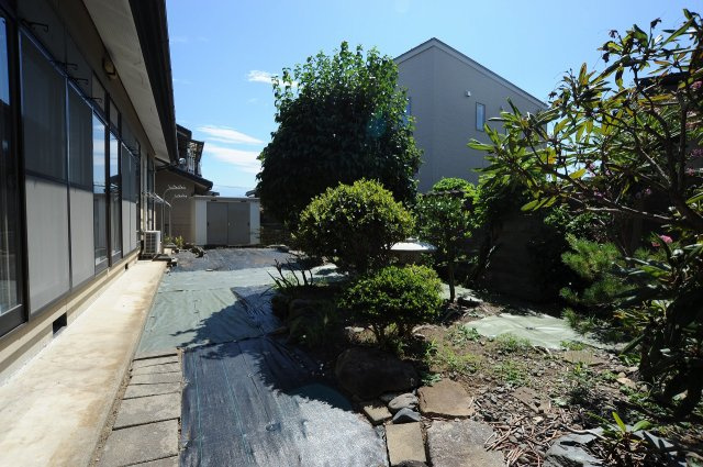 長野市大字若槻団地の中古一戸建の庭