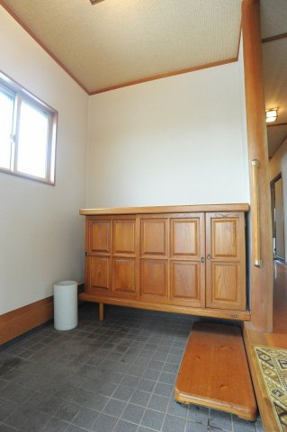 長野市大字若槻団地の中古一戸建の玄関