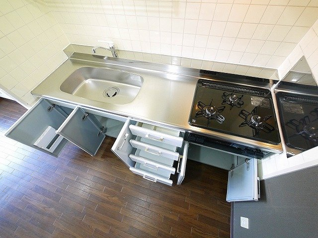 タワーア・ラ・モードのキッチン|コンパクトなキッチンで掃除もラクラク