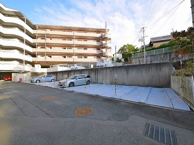 タワーア・ラ・モードの駐車場|駐車場完備です