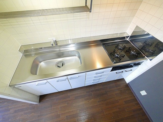 タワーア・ラ・モードのキッチン|コンパクトなキッチンで掃除もラクラク