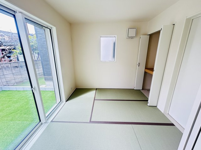 新築　高崎市石原町24-1期　LIGNAGE　2号棟の和室|現地写真　リビング隣の和室はお子様の遊び部屋としてもちょうどいいですね♪							
