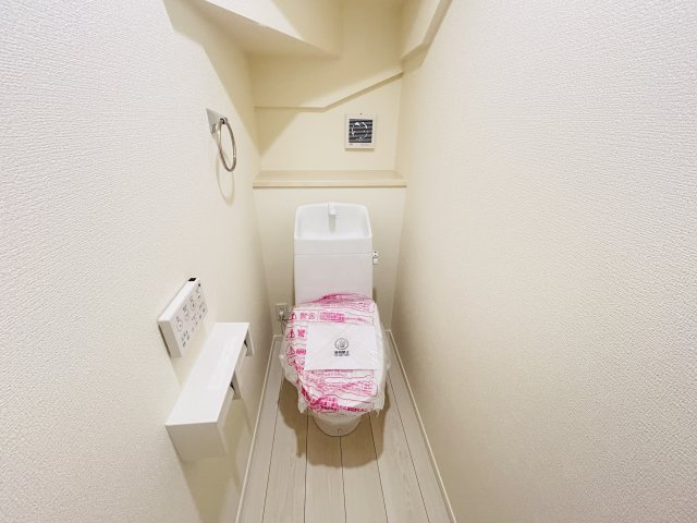 新築　高崎市石原町24-1期　LIGNAGE　2号棟のトイレ|現地写真　節水タイプのウォシュレット付きトイレ、水道料節約に一役買います！
