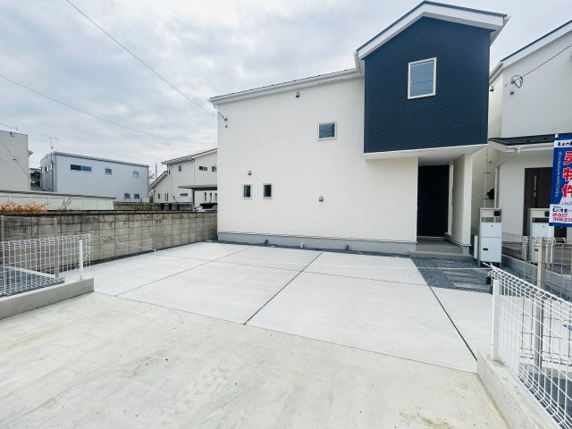 新築　高崎市石原町24-1期　LIGNAGE　2号棟の駐車場|現地写真　駐車スペースは並列2～3台分可能です！
