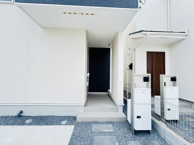 新築　高崎市石原町24-1期　LIGNAGE　2号棟の玄関|現地写真　ポストと一体型のTVモニターホンでセキュリティ安心！
