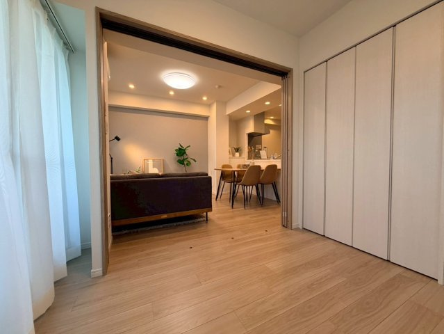 レーベンハイム下赤塚の洋室|東向きの窓を配置しているため、朝日で気持ちよく目覚める事ができます。