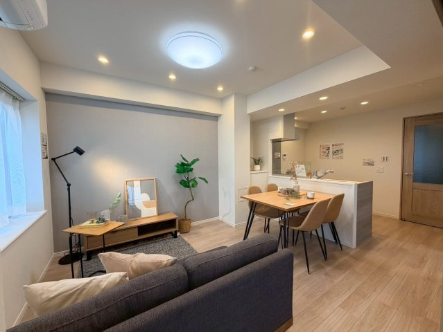 レーベンハイム下赤塚の居間・リビング|採光をふんだんに取り入れた明るいリビング！ご家族が自然と集まり会話が弾む、笑顔を育む明るい居住空間です。