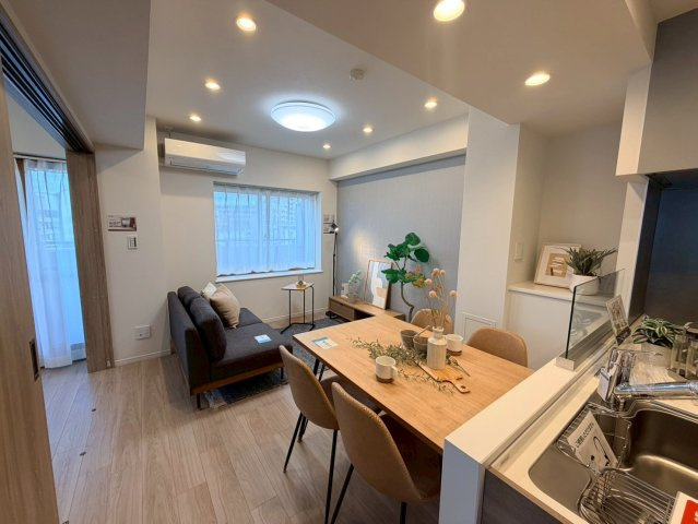 レーベンハイム下赤塚の居間・リビング|各部屋に窓を設置！明るい日差しが降り注ぐ心地よい室内は、日々の暮らしに安らぎを与えてくれます。