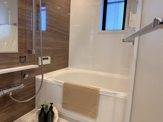 レーベンハイム下赤塚の浴室|浴室乾燥機付きのため、雨の日の洗濯物干しやカビの予防にも役立ちます。

ご内見希望・資料請求などお気軽にお問い合わせ下さい！
03-5990-5201