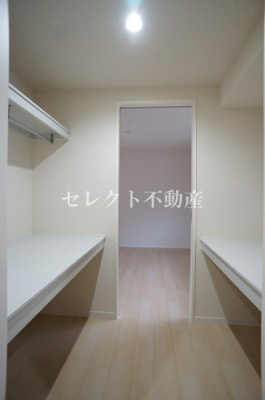 【収納】 | フローラル古城 A棟 | 【フローラル古城 A棟】ウォークインクローゼットで床がフラットなのでキャスター付きボックスが利用できて衣替えも簡単です。