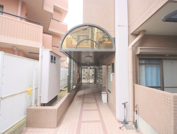 シティパレス西大寺北町P-1のエントランス