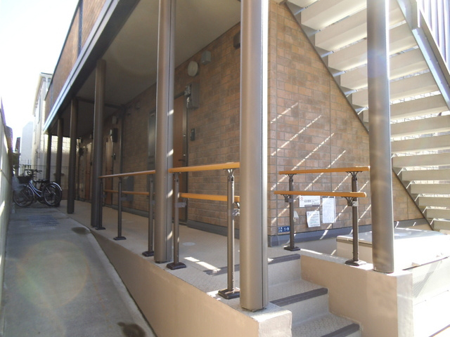 レグルスのエントランス|奥に駐輪場があります